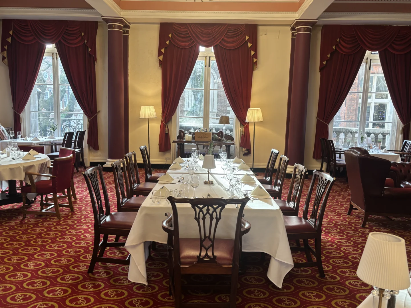 News_Room_Main_Table_Long_L_Far